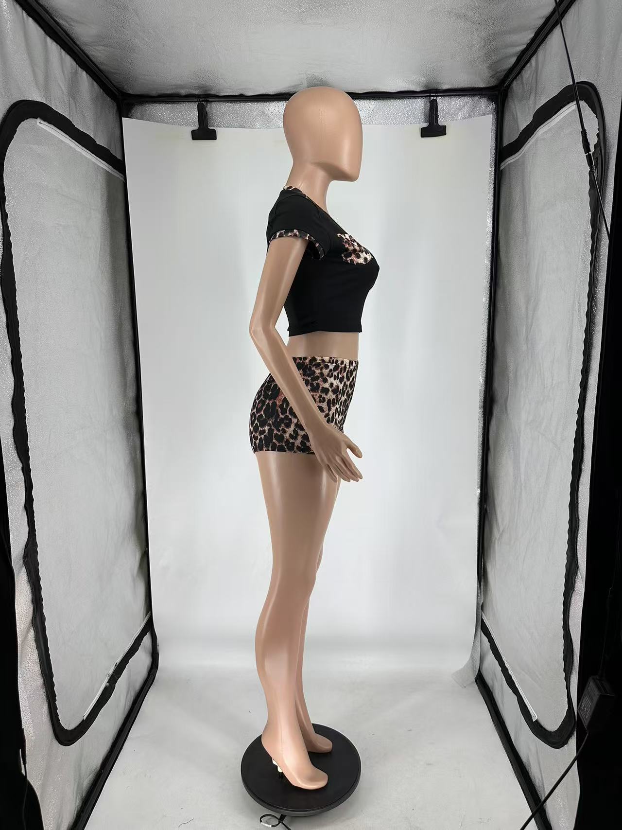 Women Spring and Summer Leopard Round Neck Top and Pocket Shorts Casual Two Piece Set